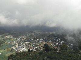 Flygfoto över byn Dieng vid wonosobo med berg runt det foto