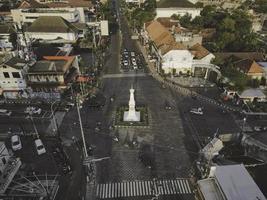 Flygfoto över tugu jogja eller yogyakarta monument, Indonesien. Yogyakarta, Indonesien - oktober 2020 foto