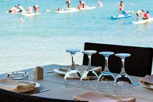 restaurang vid havet med dukat bord. horisontell bild. foto