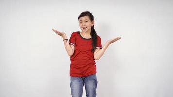 asiatisk liten flicka visar glädje isolerad på vit bakgrund foto