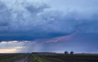 storm blixt på landsbygden i Kanada foto