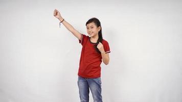 asiatisk liten flicka uppnå framgång isolerad på vit bakgrund foto