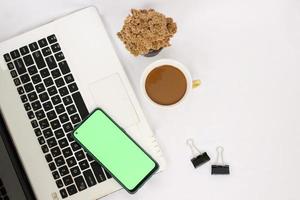 skrivbord med en kopp kaffe isolerad på vit bakgrund foto