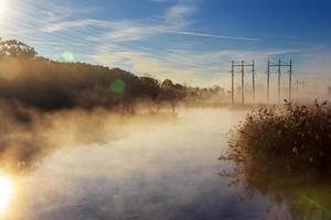 dimmig morgon på floden foto