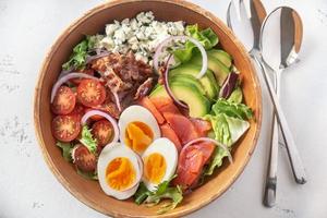 skål med cobb sallad foto