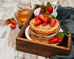 pannkakor med jordgubbar foto