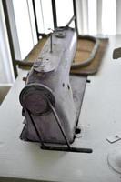 en gammal symaskin i verkstaden foto