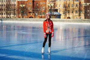 ung vacker kvinna skridskoåkning vinter människor, begreppet underhållning foto