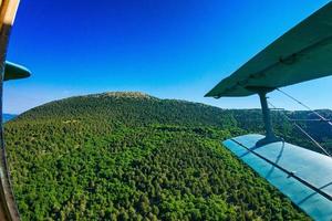 utsikt över skogen och bergen från planet foto