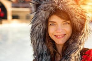 porträtt av en vacker flicka på isbanan på vintern foto