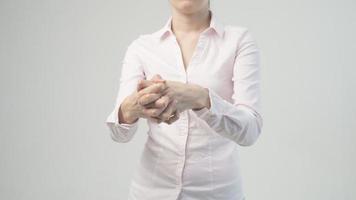 kvinna håller hennes hand - smärta koncept foto