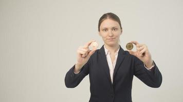 kvinna som håller en fysisk bitcoin-krypteringsvaluta i handen foto