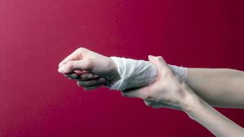 kvinnans hand bandage med ett medicinskt bandage foto