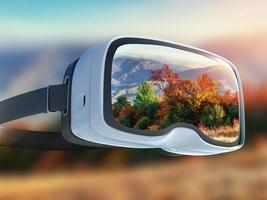 virtuell verklighet headset, dubbel exponering, gula löv höstlöv bakgrund foto