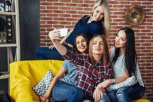 fyra vackra unga kvinnor gör selfie på ett kafé, bästa vänner tjejer tillsammans ha kul, poserar känslomässiga livsstil människor koncept foto
