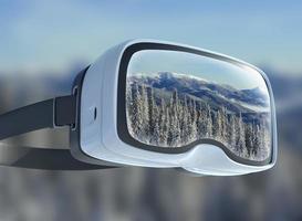 virtual reality-headset, dubbelexponering. mystiska vinterlandskap majestätiska berg i. magiska snötäckta träd. foto