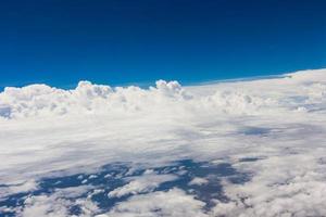 blå himmel med moln bakgrund på flygplanen foto