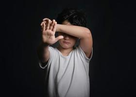 gråtande barn visar en stoppskylt foto