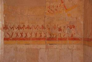 Egyptens vägg med figurer foto