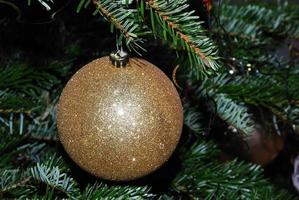 vacker gyllene boll på julgransdekoration foto