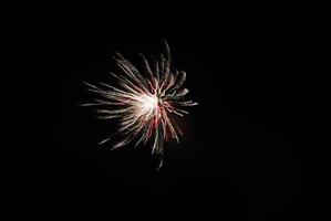 enda hög färgglad färgad explosion vid ett fyrverkeri på natten till nyår foto