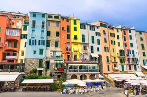 rad av färgglada mångfärgade byggnader hus och restauranger i portovenere kuststad foto