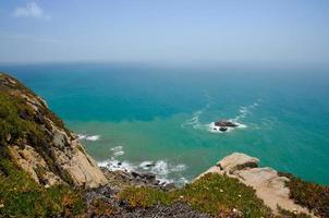 cape roca, klippa ovanför Atlanten, azurblått vatten i Atlanten foto