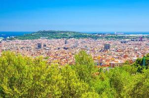 panoramautsikt över Barcelonas stadshistoriska stadsdelar med montju c hill, medelhavet foto