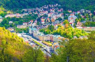 karlovy vary carlsbad historiska stadskärna översta flygfoto med färgglada vackra byggnader foto