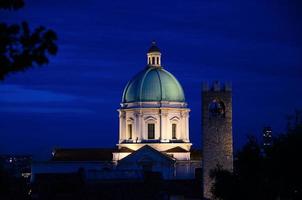 kupolen av santa maria assunta nya katedralen, duomo nuovo romersk-katolska kyrkan foto