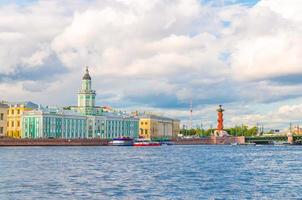 stadsbilden i saint petersburg leningrad stad med palatsbron foto