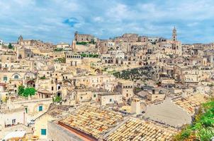 sassi di matera panoramautsikt över historiska centrum sasso caveoso av gammal antik stad med klippgrottor foto