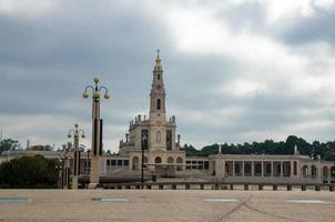 portugal, fatima kyrka, heliga treenigheten basilica fatima, krucifix kors modern konst foto