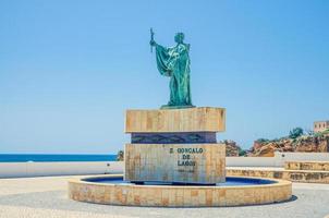 sao goncalo de lagos monument i lagos stad i algarve distriktet, havshorisonten och klarblå himmel i solig sommardag foto