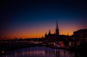 silhuett av stockholms stadsbild i solnedgången, skymningen, sverige foto