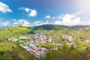 karlovy vary carlsbad historiska stadskärna översta flygfoto med färgglada vackra byggnader foto