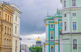 muren av eremitagets museumsbyggnad, vinterpalatset och Saint Isaacs katedral foto