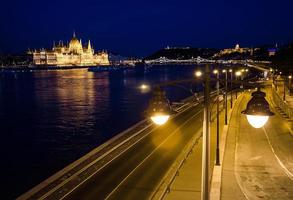 Flygfoto över parlamentsbyggnaden på kvällen, budapest, Ungern foto