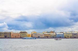 stadsbilden i saint petersburg leningrad stad med rad gamla färgglada byggnader på vallen foto