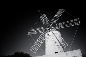 väderkvarn på gozo ön svartvitt foto, malta foto