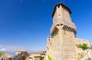 prima torre guaita första medeltida tornet med sten tegel fästningsmur med merlons på berget titano rock foto