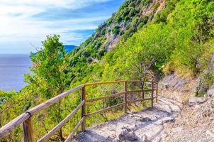 fotgängare vandring sten stig stig med räcke mellan corniglia och vernazza byar foto