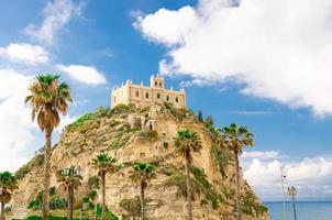 helgedom kyrka santa maria dell isola på toppen rock, tropea, italien foto