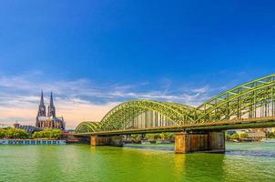 Kölns historiska stadskärna med Kölns katedral foto