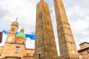 två medeltida torn i bologna le due torri asinelli och garisenda och chiesa di san bartolomeo gaetano kyrka foto