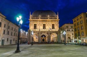 palazzo della loggia palats rådhus byggnad i renässansstil och gatubelysning på torget piazza della loggia foto