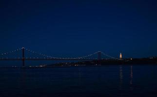 portugal, lissabon, kvällslandskap av floden tagus lissabon, ponte 25 april bron över floden tagus foto