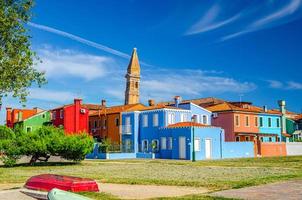 Burano ö med färgglada hus byggnader foto