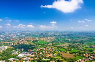 panoramautsikt över landskapet med dalen, gröna kullar, fält och byar i republiken san marino foto