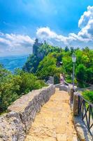 stenväg till seconda torre la cesta republic san marino andra fästningstorn foto